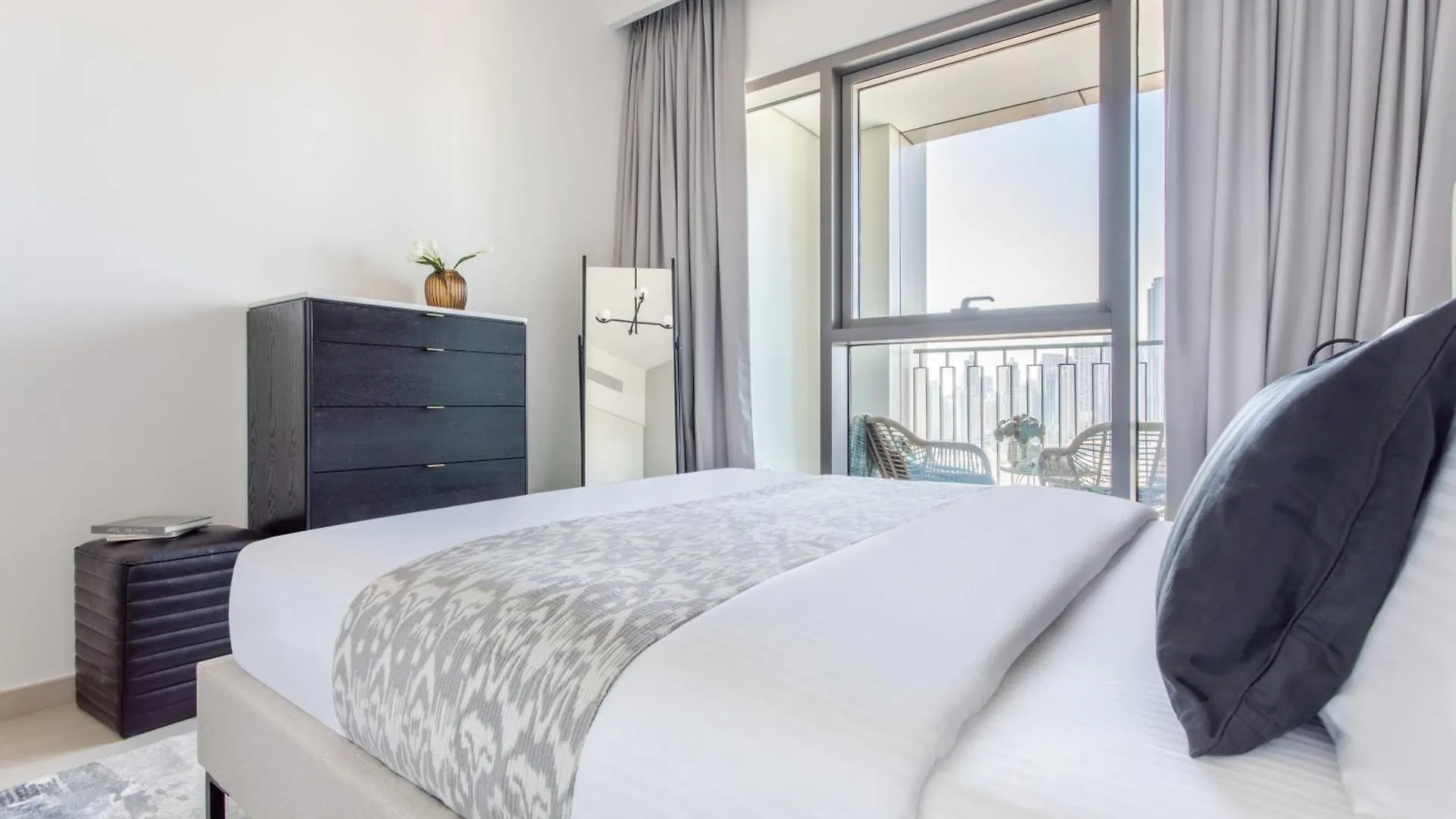 Frank Porter - Downtown Views II T3 Dubai Apartment